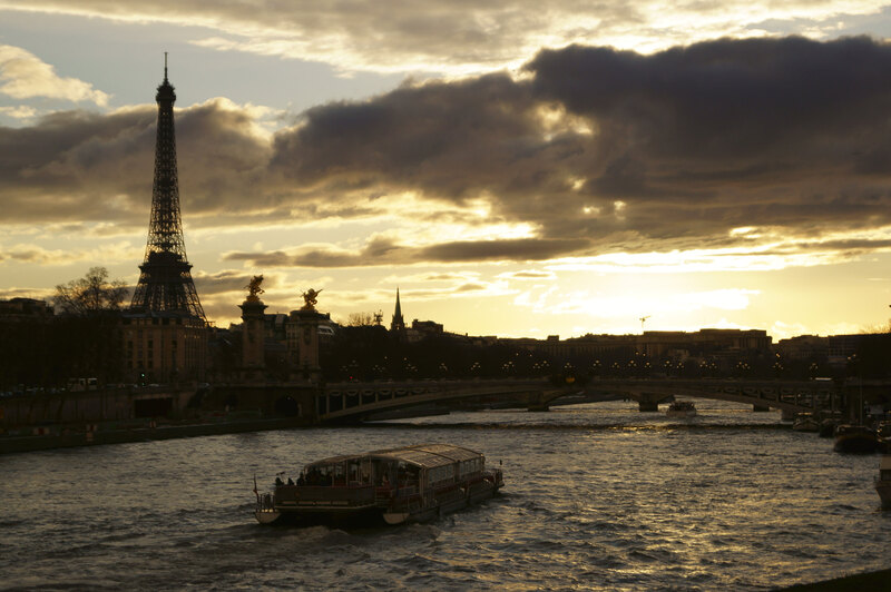 De Eiffeltoren en de Seine bij zonsondergang